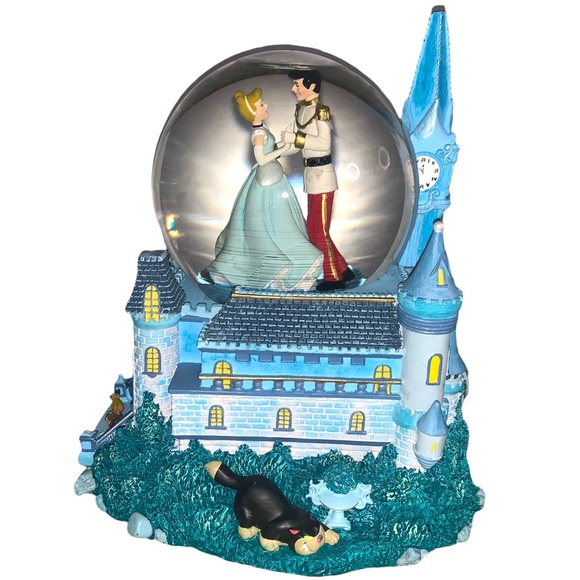 Disney Cinderella “A Dream Is A Wish Your Heart Makes” Musical Light Snow Globe - Picture 4 of 6